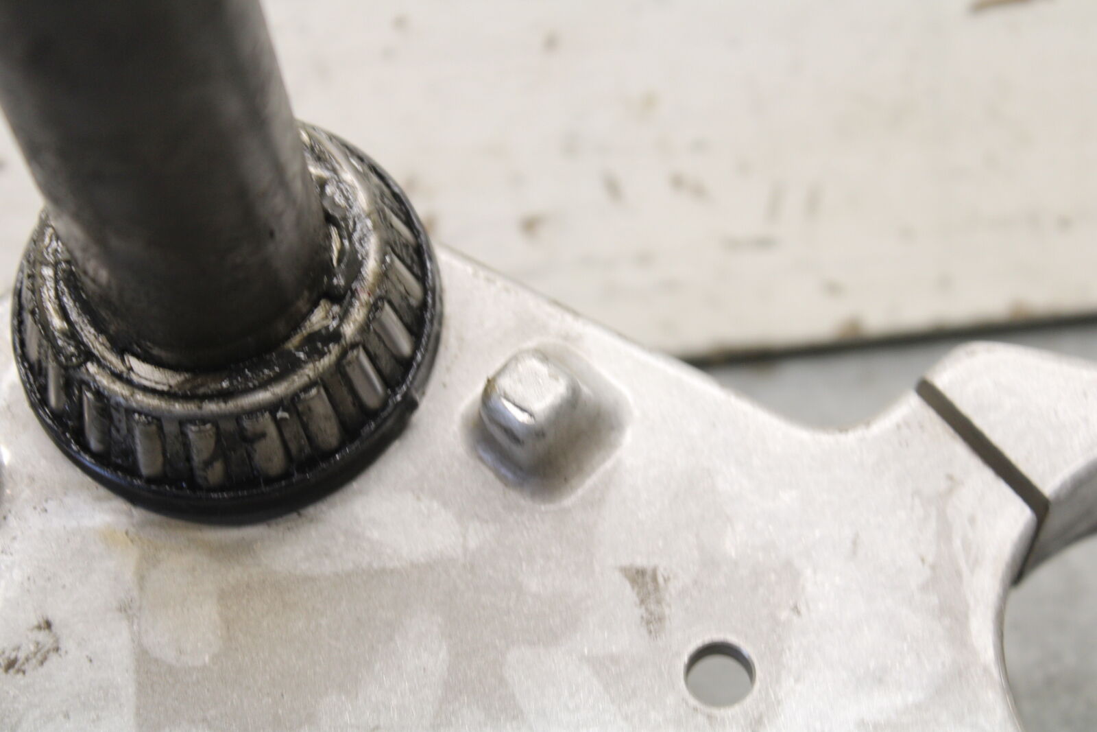 05-06 SUZUKI BOULEVARD M50 FRONT FORKS CLAMP LOWER TRIPLE TREE STEM BB671