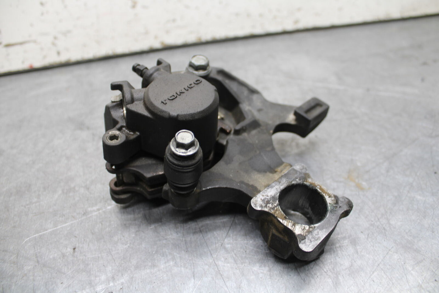 08-10 SUZUKI GSXR 600 REAR BACK BRAKE CALIPER W MOUNT BRACKET  BB721