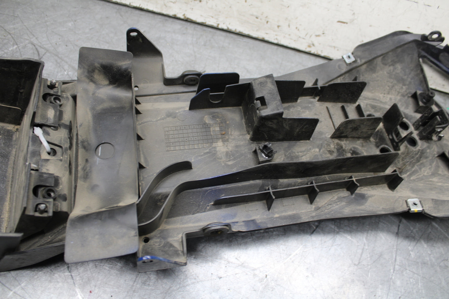 19-22 KAWASAKI Z400 REAR UNDERTAIL & BATTERY TRAY FAIRING COWL FENDER BB708