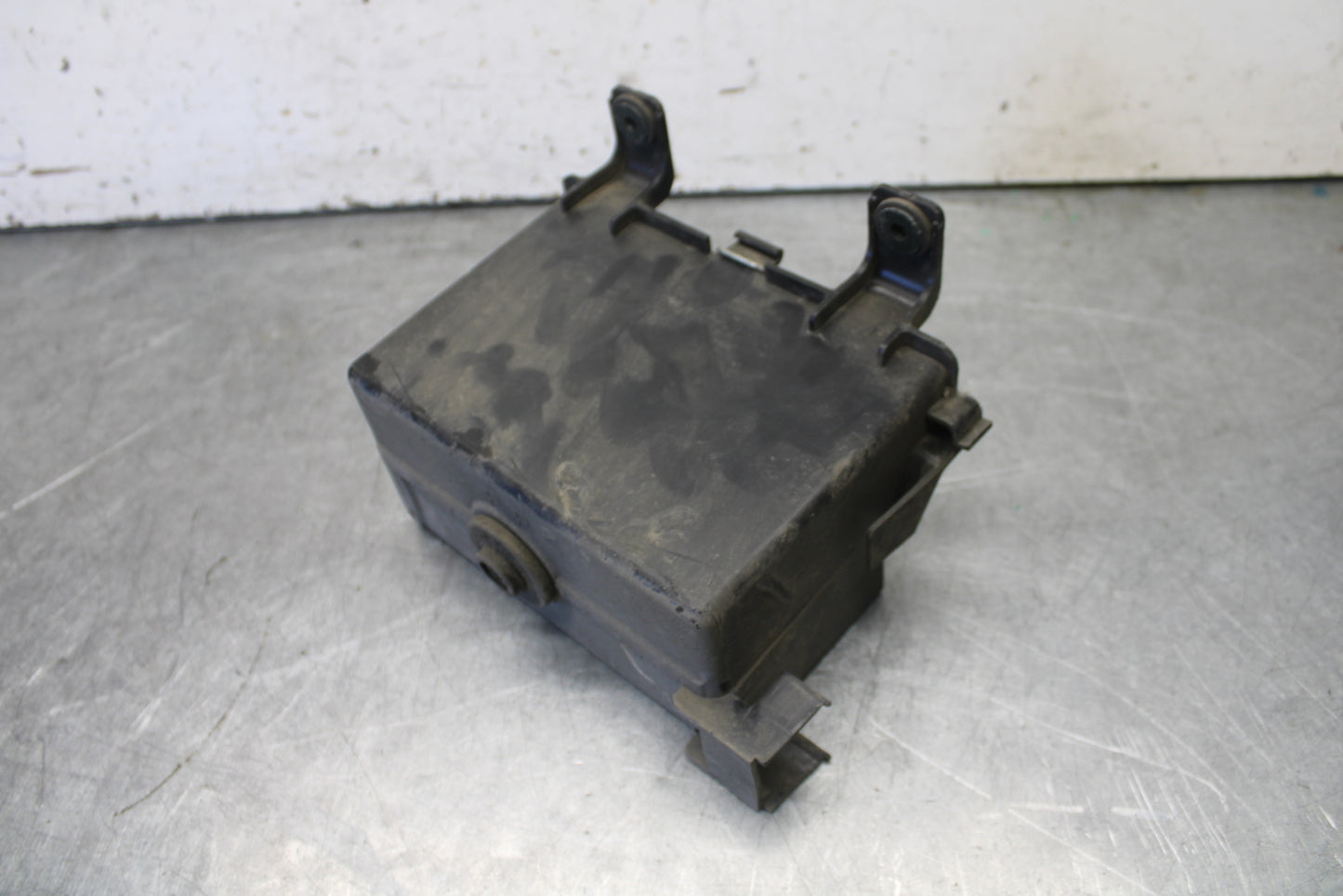 05-06 YAMAHA ROYAL STAR BATTERY TRAY BOX HOLDER BB697