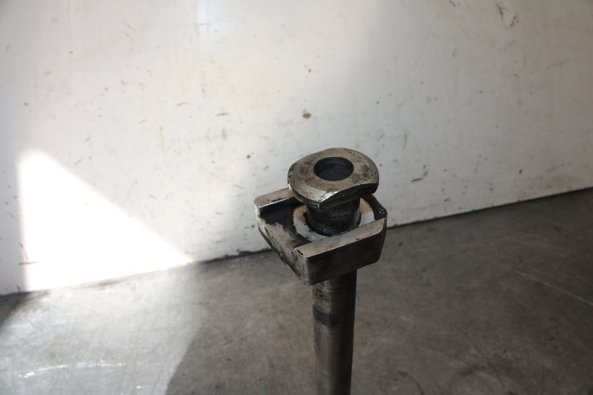 07-08 TRIUMPH DAYTONA 675 REAR AXLE BACK WHEEL RIM PIVOT BOLT AXEL BB685