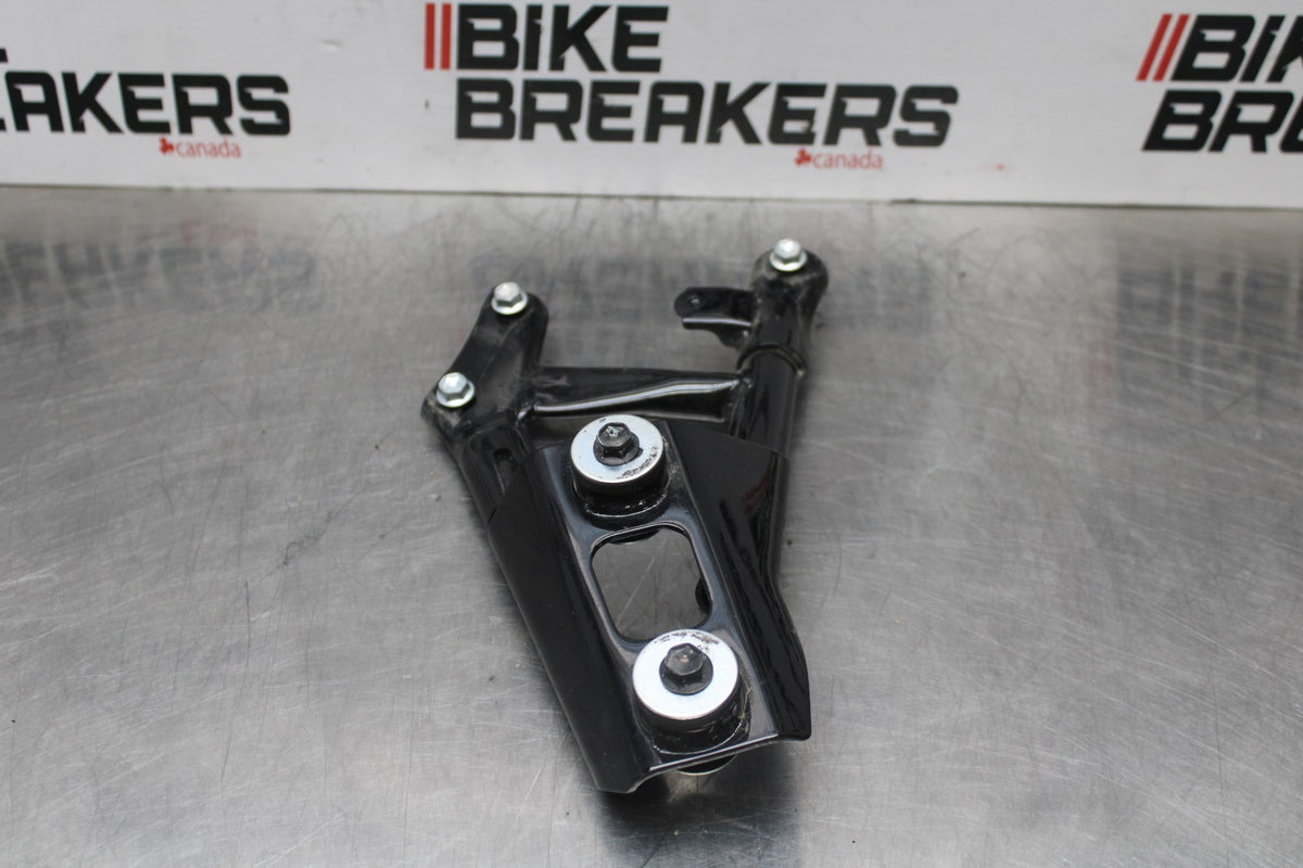 15 SUZUKI BOULEVARD C50 MUFFLER EXHAUST PIPE BRACKET MOUNT BB775
