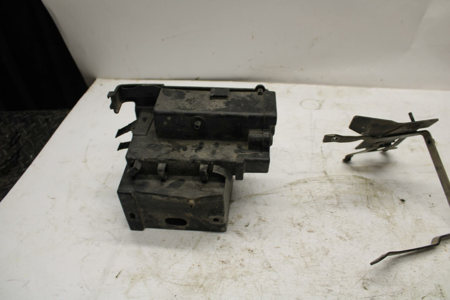 06 HONDA SHADOW 750 VT750C BATTERY TRAY BOX HOLDER BB352