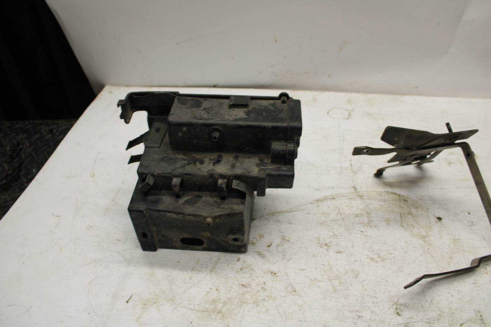 06 HONDA SHADOW 750 VT750C BATTERY TRAY BOX HOLDER BB352