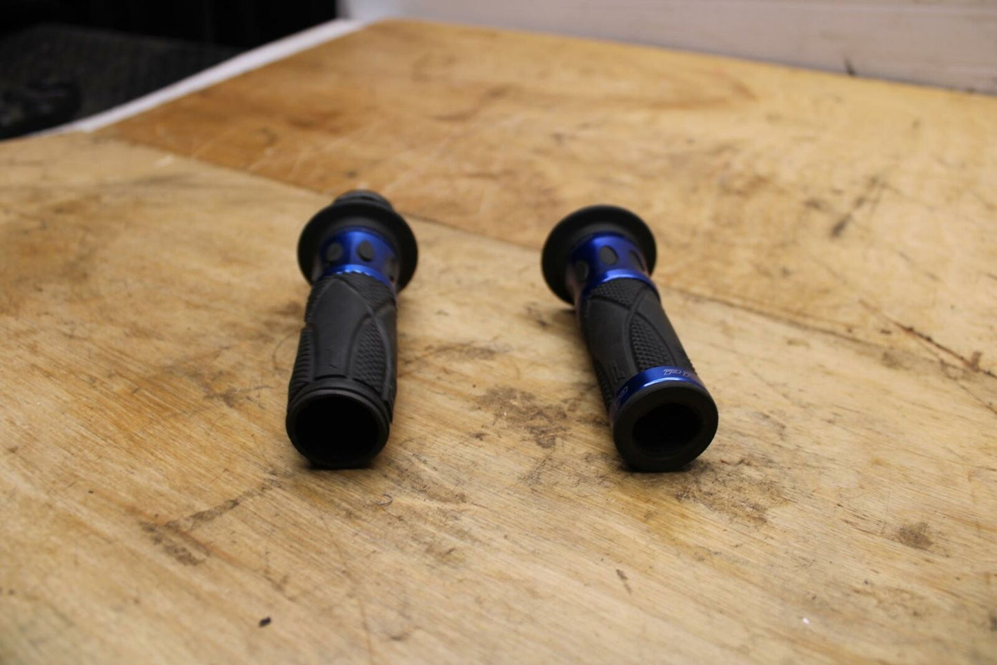 04-05 SUZUKI GSXR600 RIGHT LEFT CLIPON HANDLEBAR GRIPS GRIP PAIR SET BB329