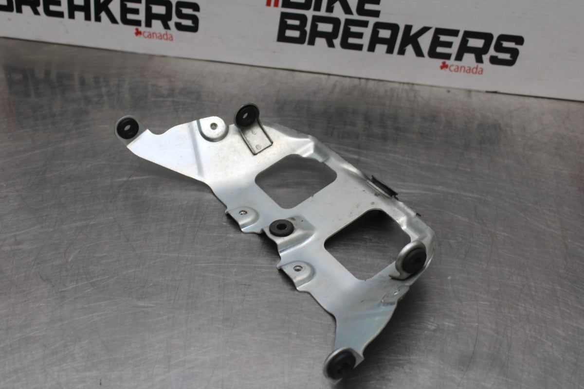 06-07 SUZUKI GSXR 600 FRONT GAS TANK FUEL FAIRING COWL COVER MOUNT BRACKET BB845