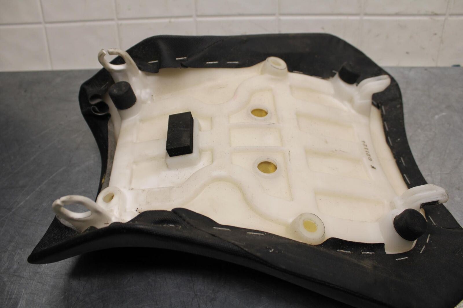 11-22 SUZUKI GSXR600 FRONT DRIVERS SEAT BB582