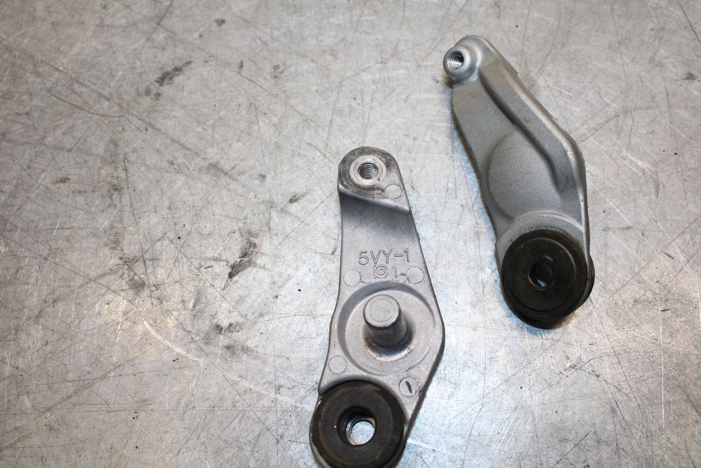 2007 Yamaha YZF R6 FRONT GAS TANK BRACKET MOUNT BB525
