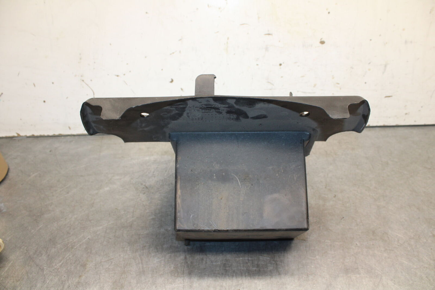 05-06 SUZUKI BOULEVARD M50 BATTERY TRAY BOX HOLDER BB671