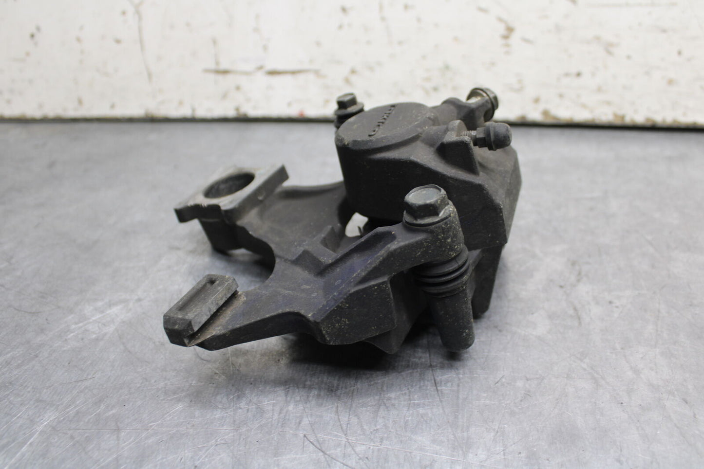 08-10 SUZUKI GSXR 600 REAR BACK BRAKE CALIPER W MOUNT BRACKET BB116