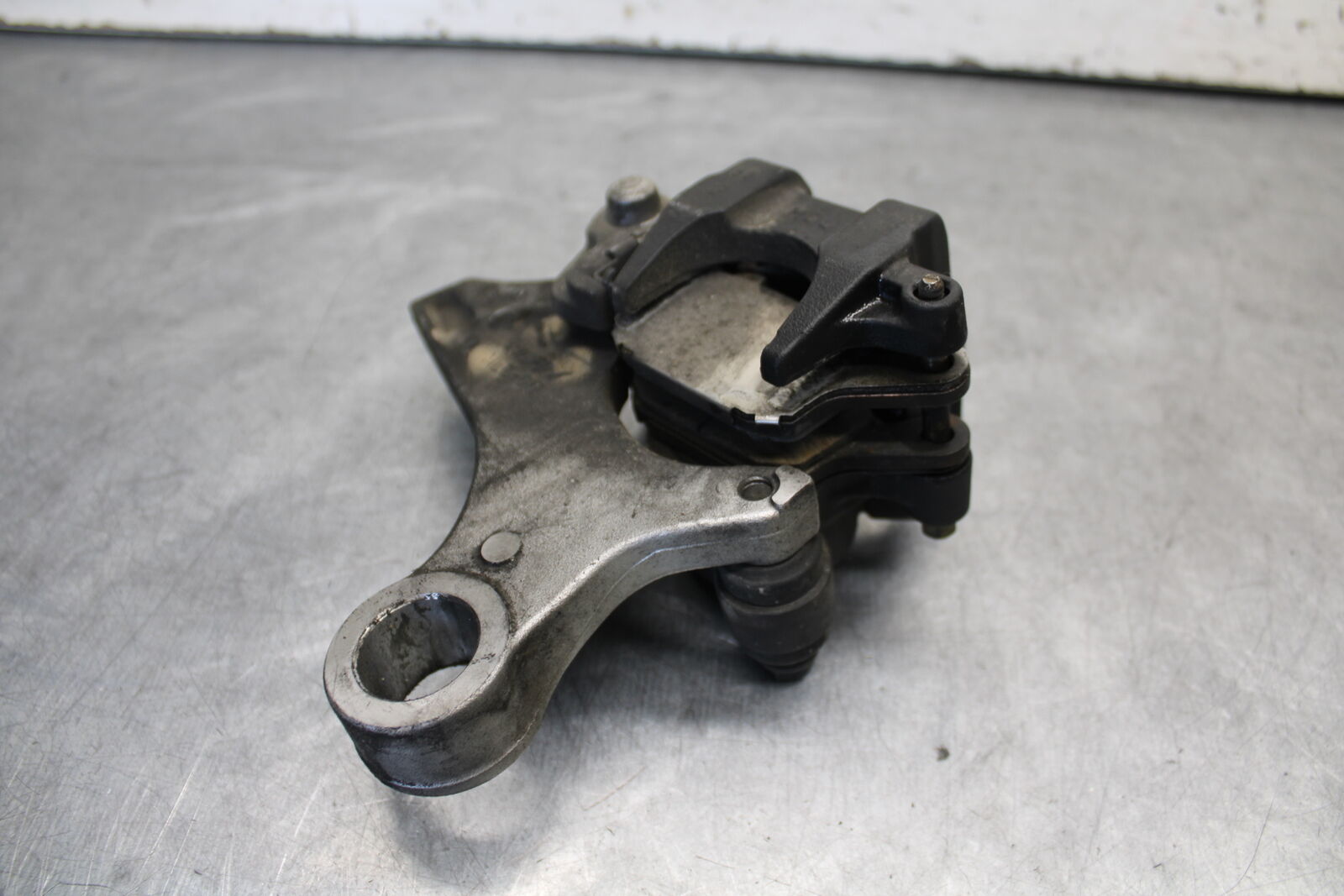 05-06 HONDA CBR600RR REAR BACK BRAKE CALIPER W MOUNT BRACKET BB655