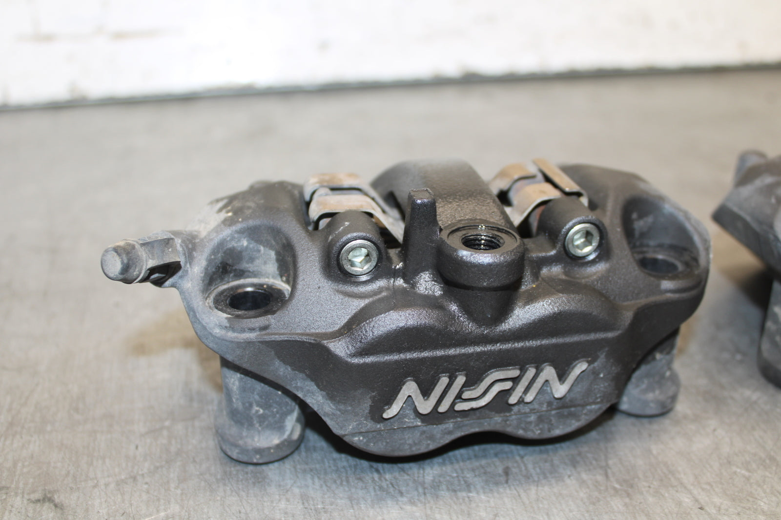 19-23 KAWASAKI NINJA ZX6R RIGHT LEFT FRONT BRAKE CALIPER SET PAIR CALIPERS BB701