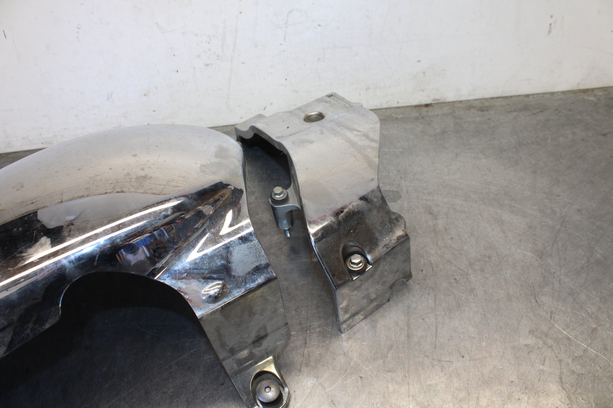 04 SUZUKI INTRUDER 800 ENGINE SPROCKET COVER BB758