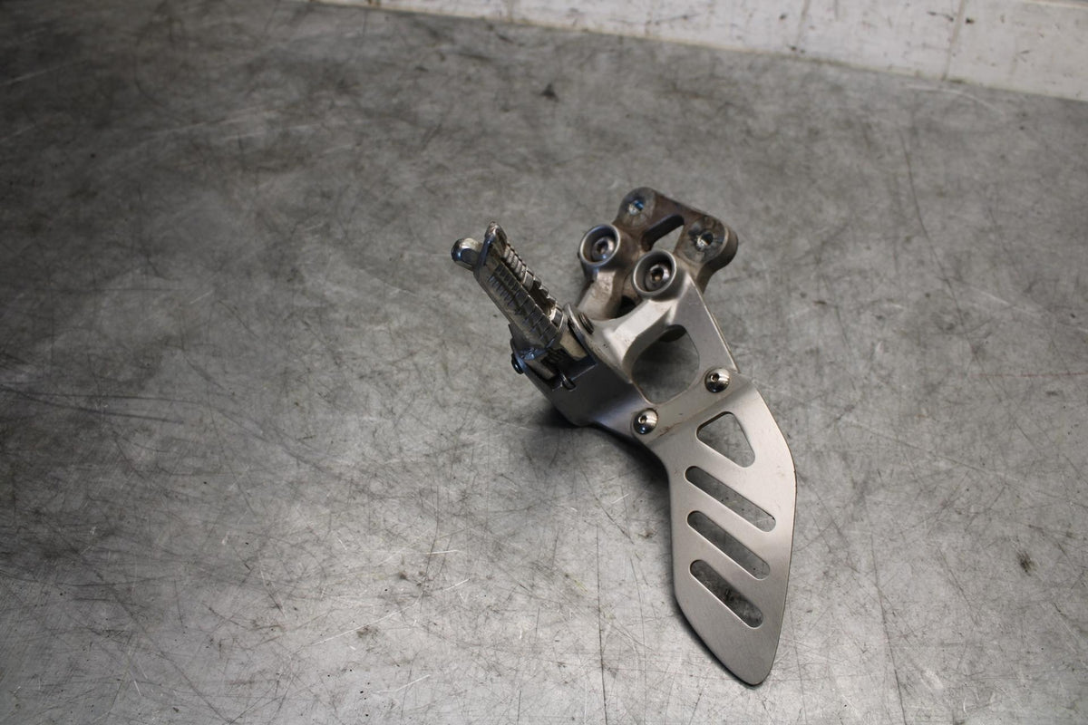 06-07 SUZUKI GSXR750 LEFT REARSET REAR SET DRIVER FOOT PEG REST STOP BB543