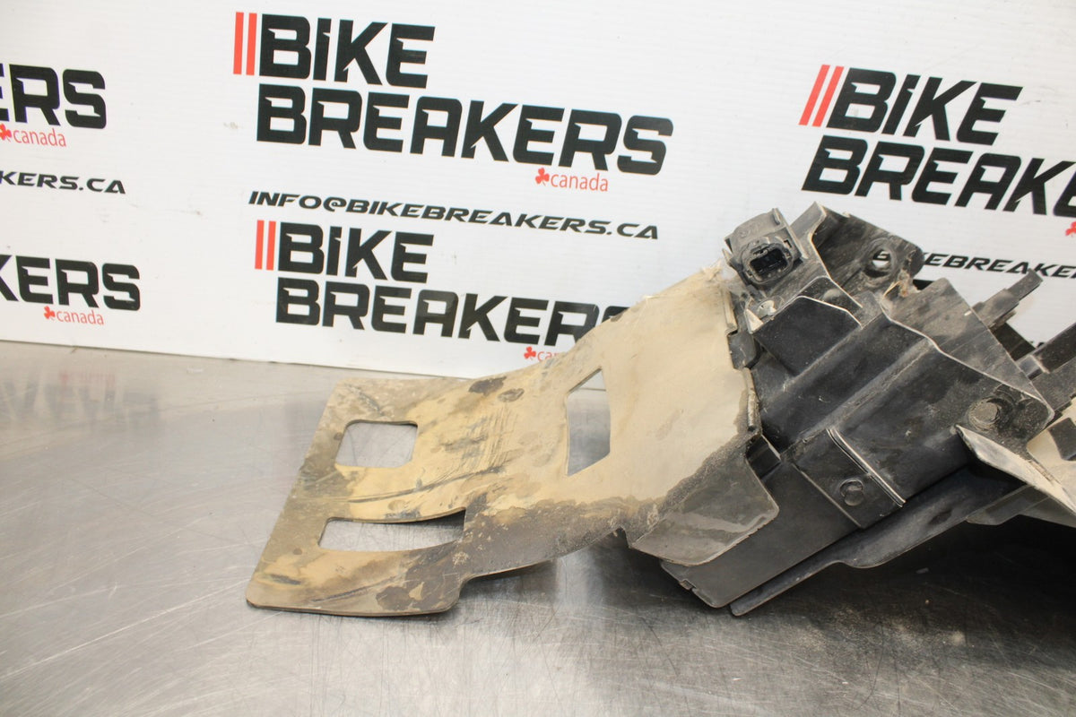 06 SUZUKI SV650S REAR BACK TAIL UNDERTAIL BATTERY TRAY PLASTIC BB783