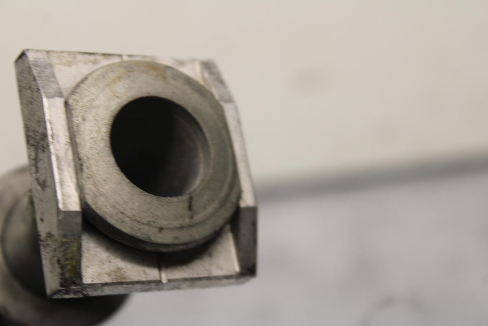 09-12 KAWASAKI NINJA ZX6R REAR AXLE BACK WHEEL RIM BOLT AXEL 41068-0035 BB617