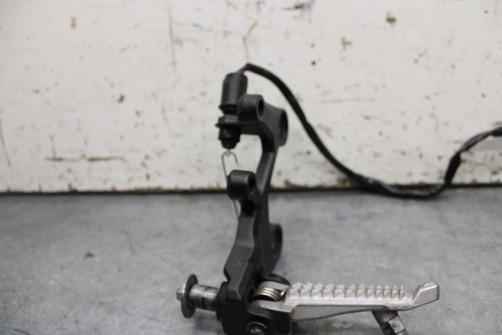 19-22 KAWASAKI Z400 RIGHT REARSET REAR SET DRIVER FOOT PEG REST STOP BB738