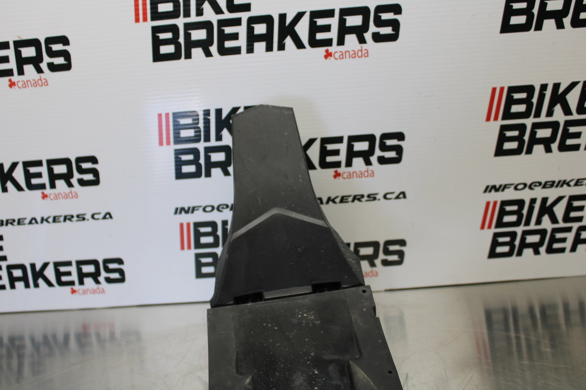 23 YAMAHA YZF R3 REAR BACK TAIL UNDERTAIL BATTERY TRAY PLASTIC BB147
