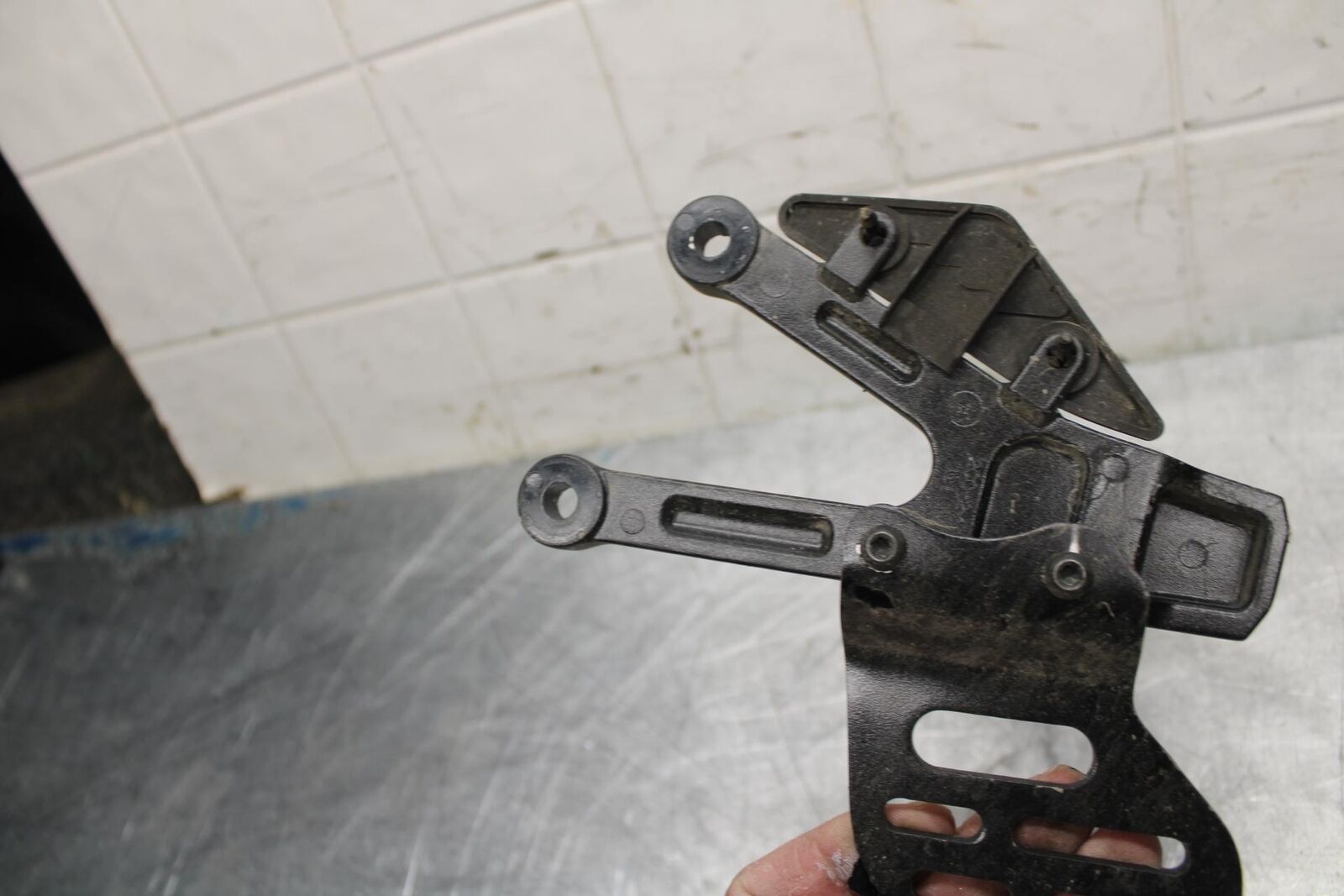 08-16 YAMAHA YZF R6 LEFT REARSET REAR SET DRIVER FOOT PEG BRACKET MOUNT BB465