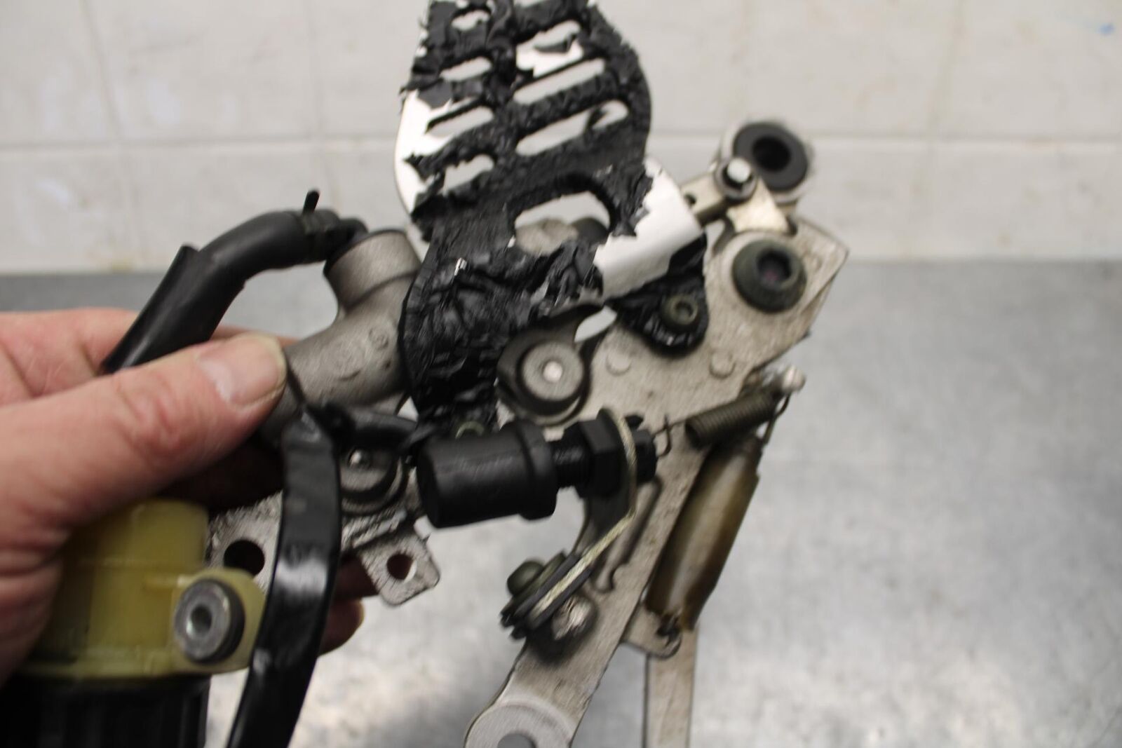 07 YAMAHA YZF R6 2c0 RIGHT REARSET REAR SET DRIVER FOOT PEG REST STOP BB75