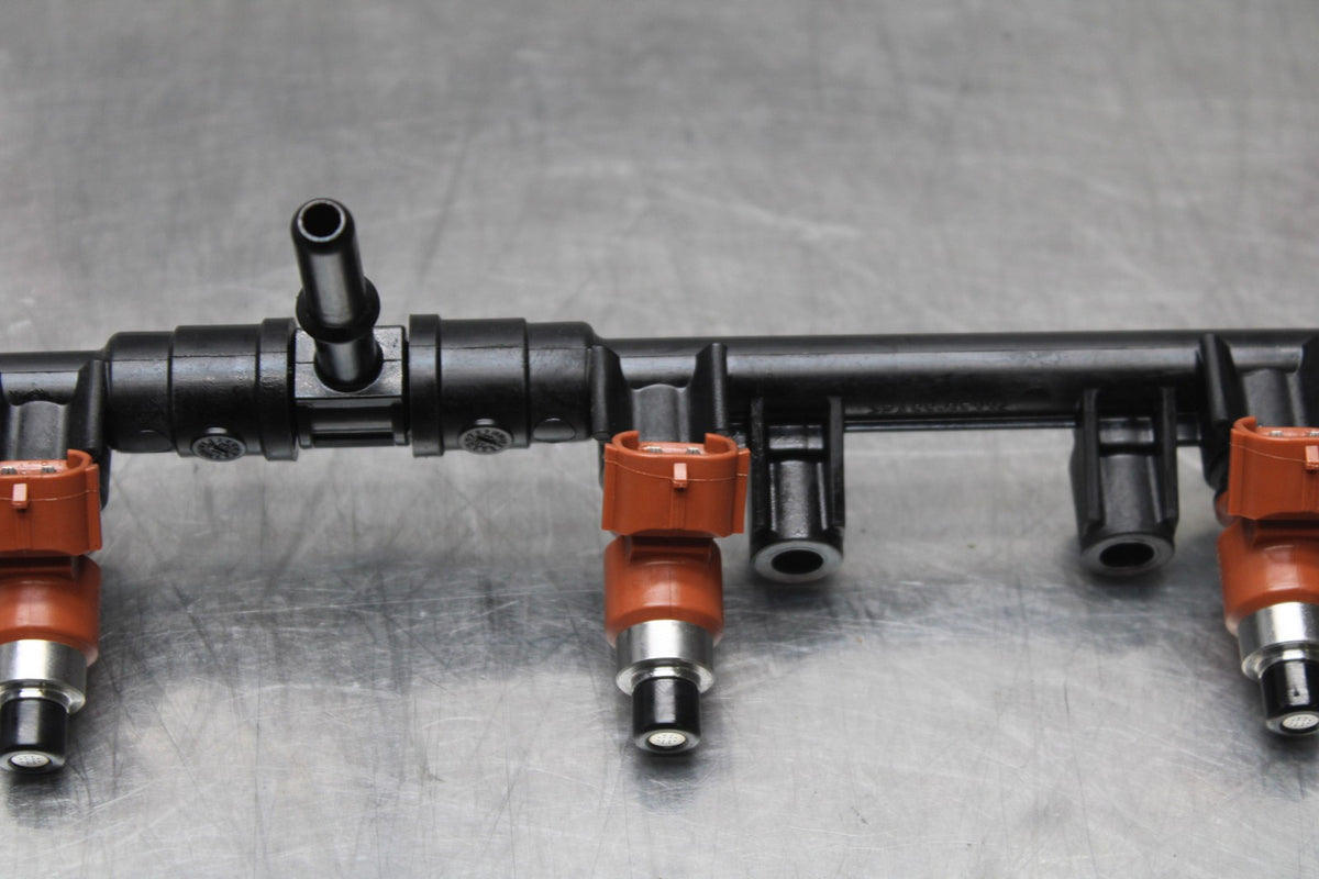 18 YAMAHA YZF R1  SECONDARY FUEL INJECTORS TOP AIRBOX GAS RAIL BB838