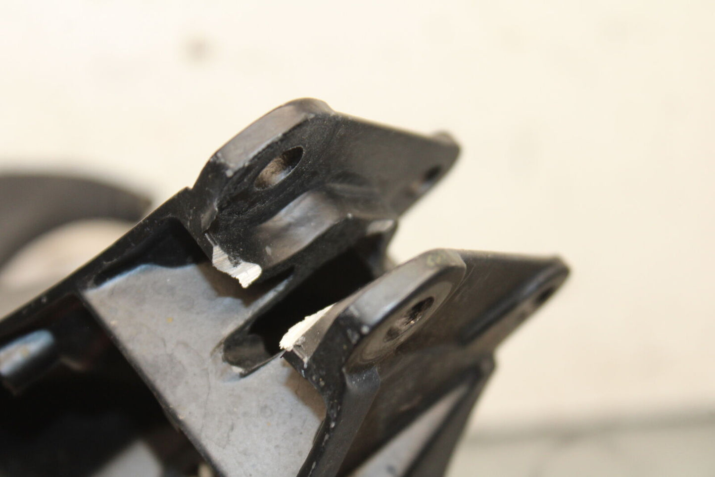 05-06 SUZUKI GSXR1000 UPPER FAIRING MIRROR GAUGES STAY BRACKET 94511-41G00 BB663