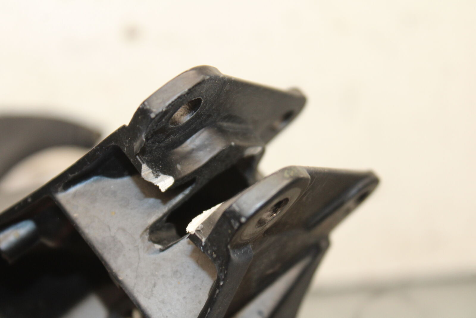 05-06 SUZUKI GSXR1000 UPPER FAIRING MIRROR GAUGES STAY BRACKET 94511-41G00 BB663