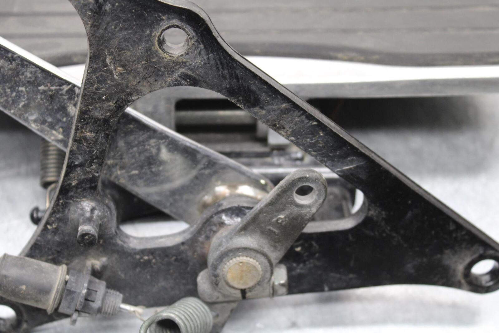 2005 Kawasaki Vulcan 1600 VN1600D Nomad RIGHT FRONT FOOT REST PEG STEP BB556