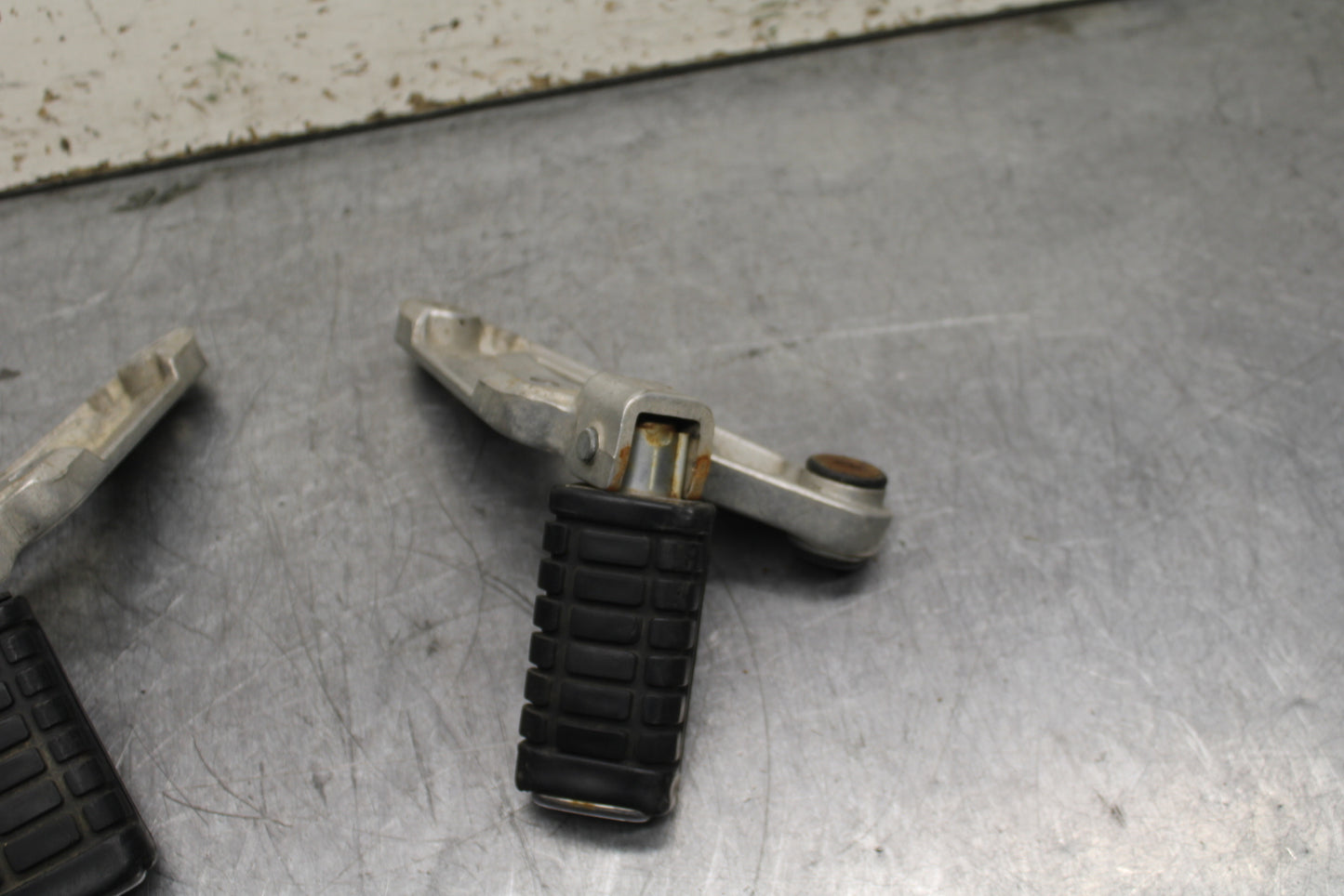 82-83 HONDA V45 MAGNA REAR PASSENGER FOOT STEP PEG BB107