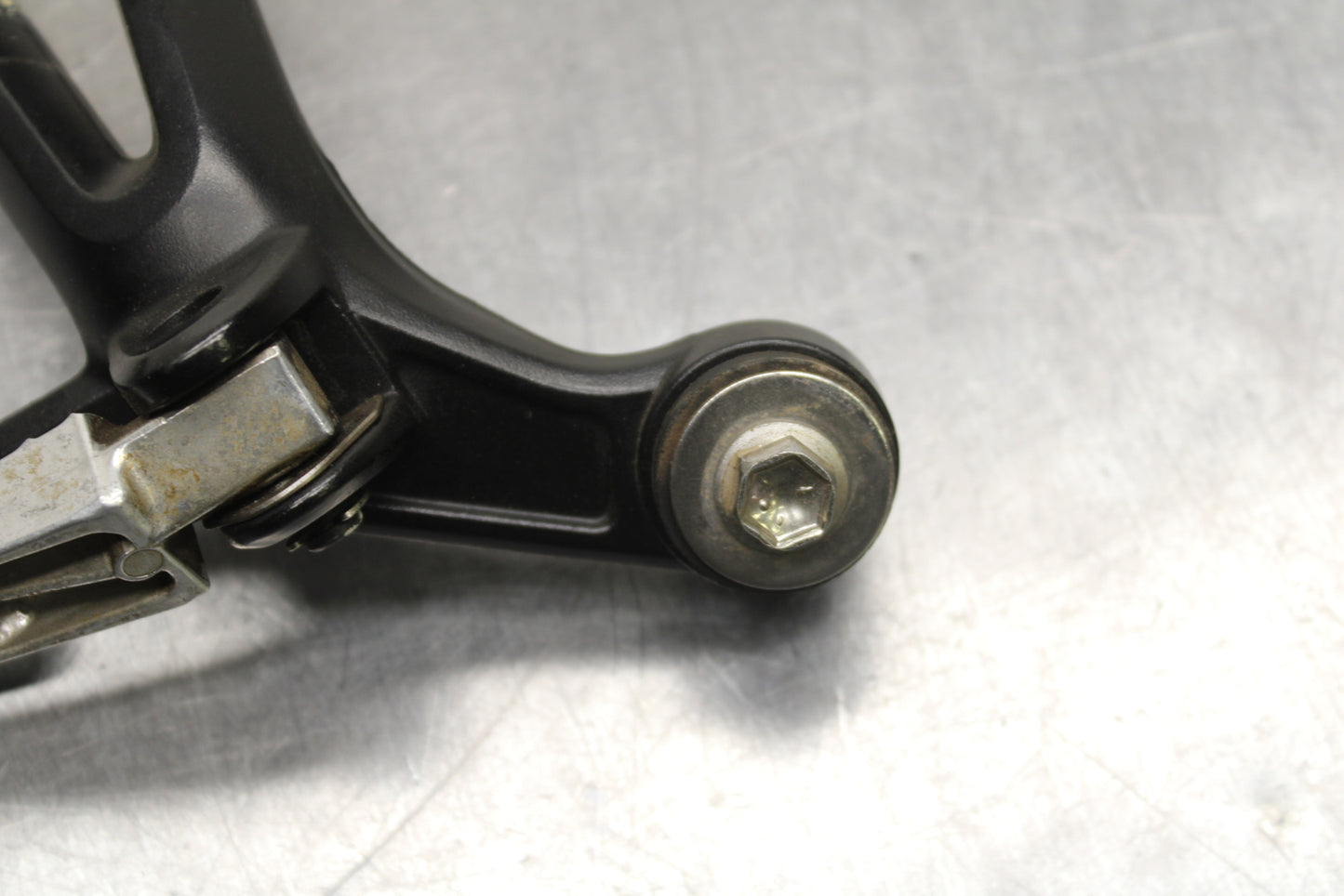09 SUZUKI GSXR600 REAR BACK PASSENGER PEG SET PAIR BB759