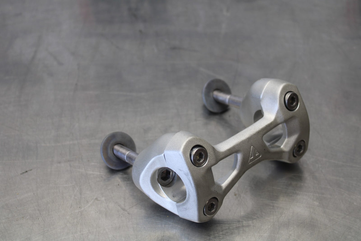 20 TRIUMPH STREET TRIPLE 765 HANDLEBAR RISERS BB864