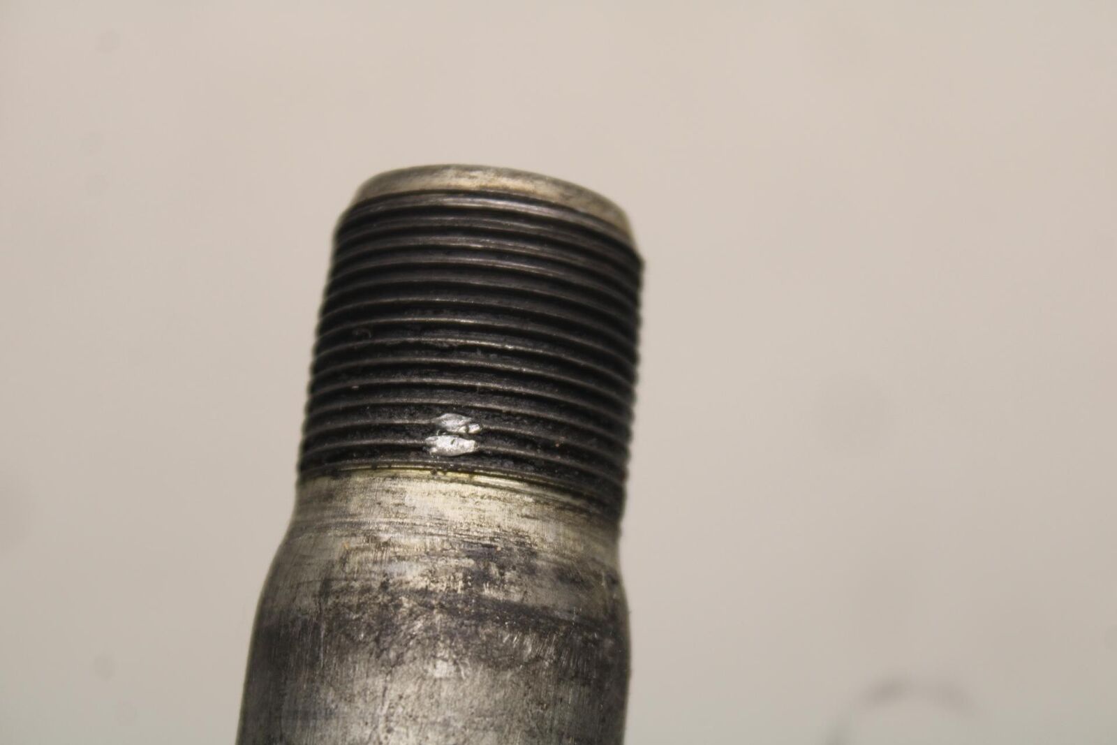 2007 Suzuki GSXR1000 REAR AXLE BACK WHEEL RIM PIVOT BOLT AXEL 64711-33E20 BB83