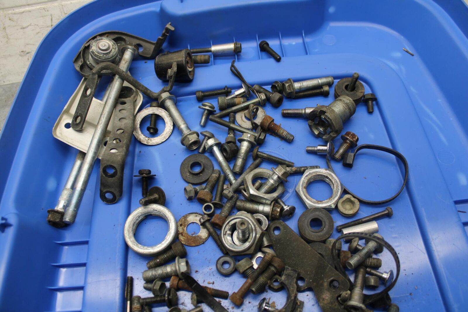 1997 Suzuki GSXR750 LEFT OVER MOUNTING BOLTS HARDWARE MOTOR SCREWS BB39