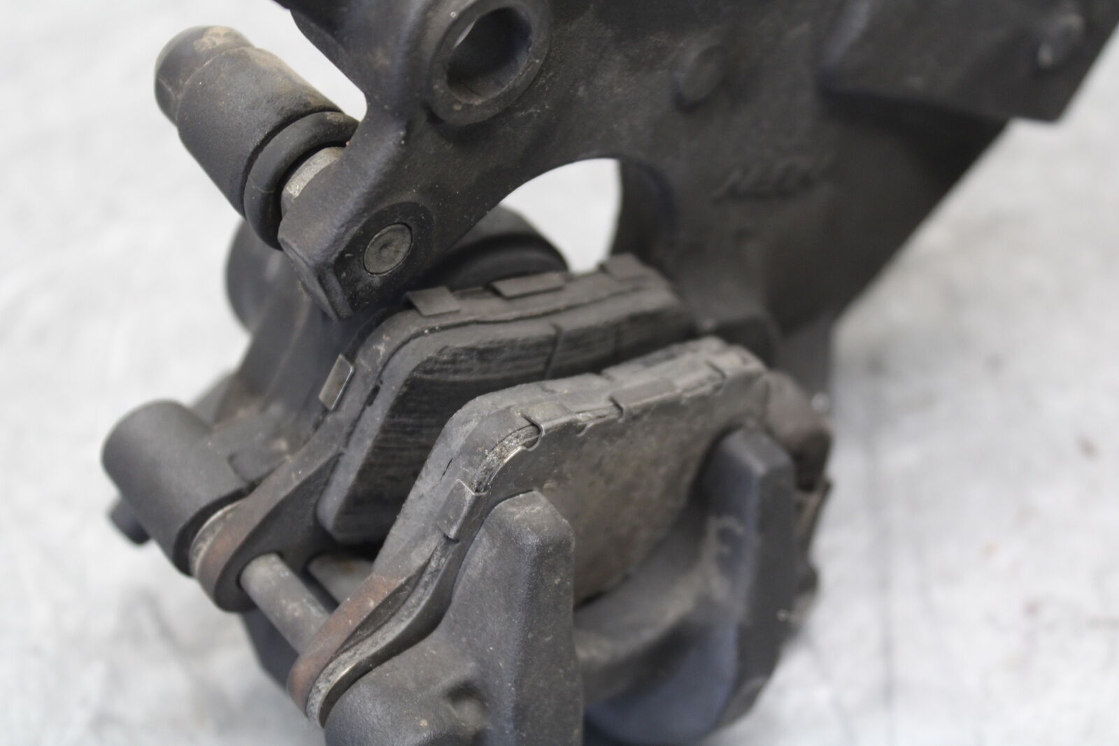 13-18 KAWASAKI NINJA ZX6R REAR BACK BRAKE CALIPER W MOUNT BRACKET BB682