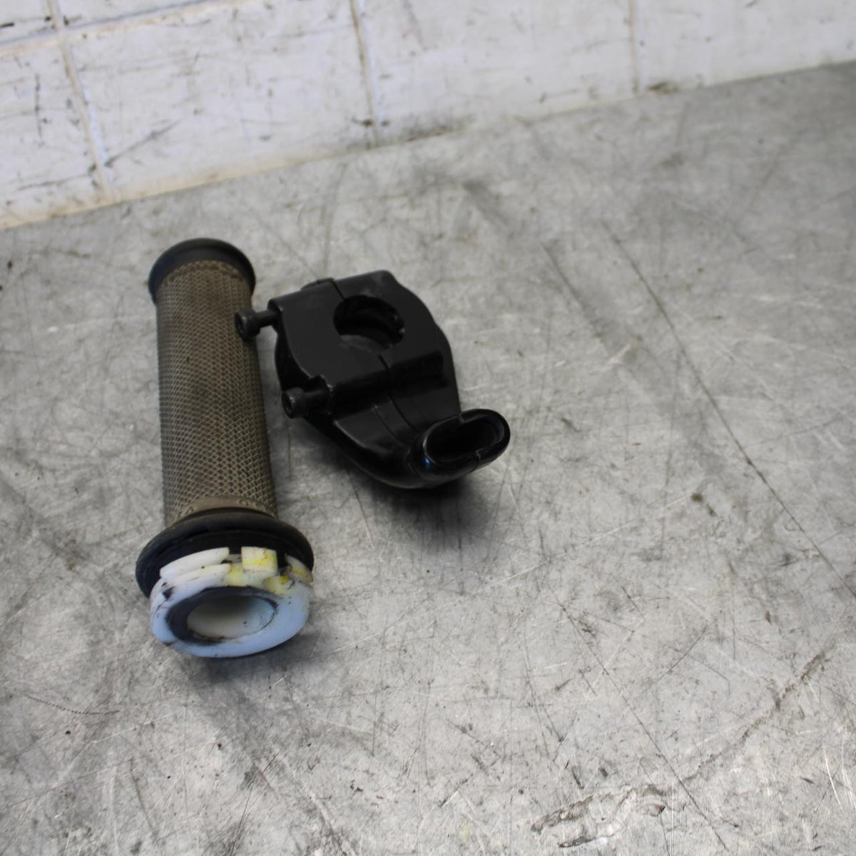 2009 Yamaha YZF R6 THROTTLE CABLE LINE HOUSING GUIDE 3XW-26282-01-00 BB532