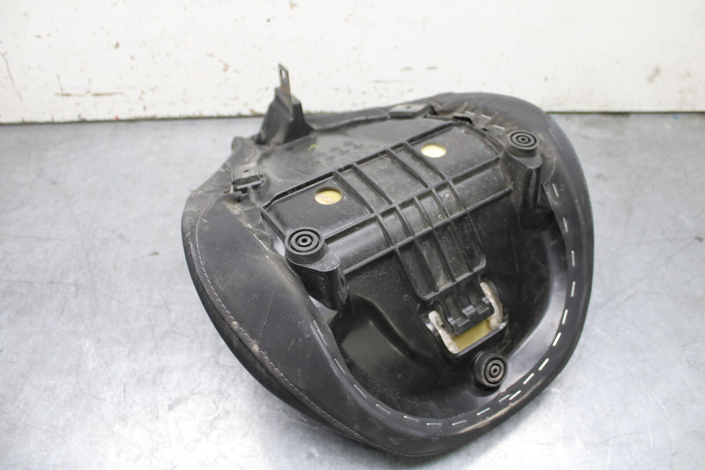 17-24 YAMAHA BOLT XVS950 FRONT DRIVERS SEAT BB729