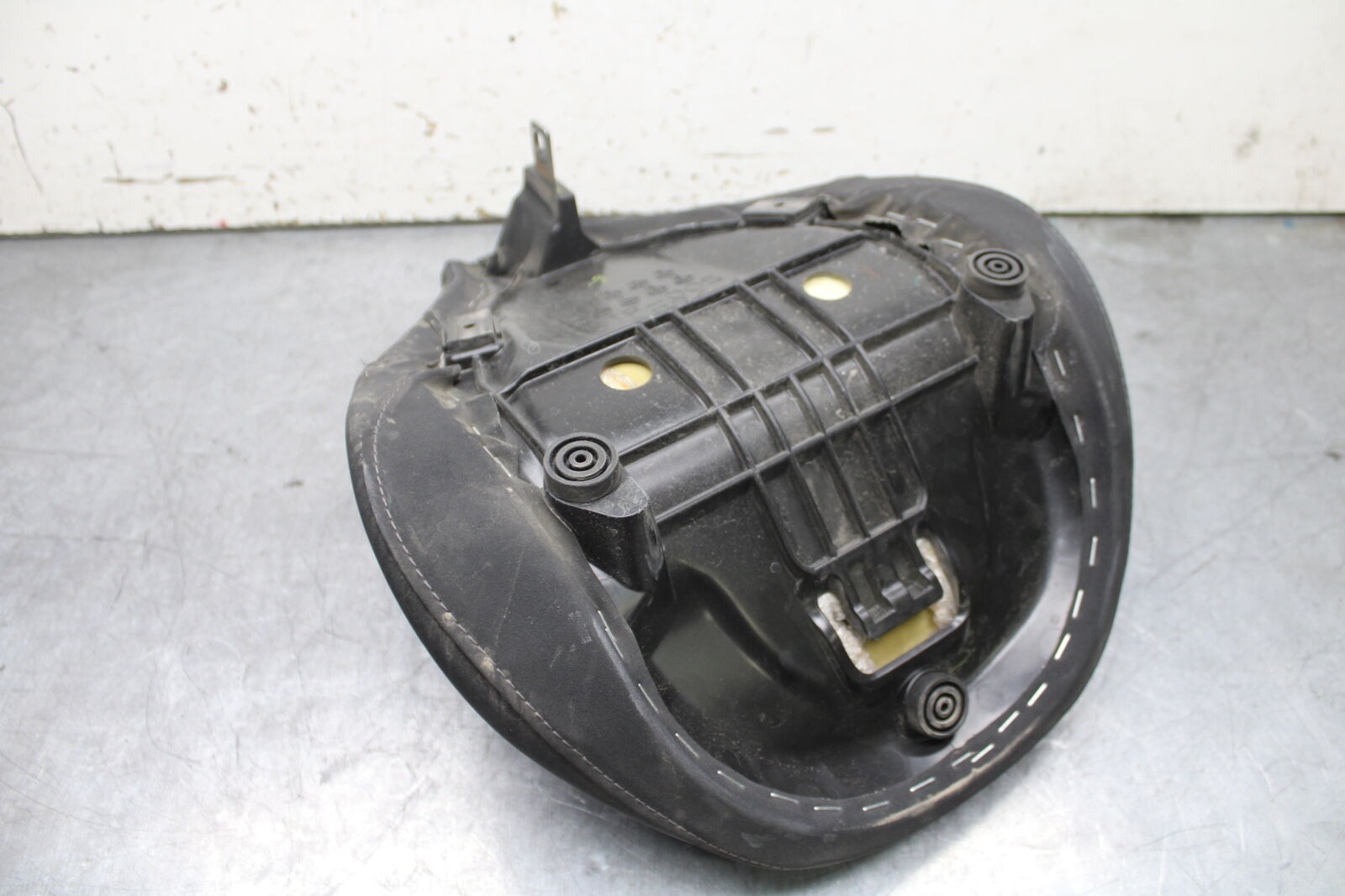17-24 YAMAHA BOLT XVS950 FRONT DRIVERS SEAT BB729