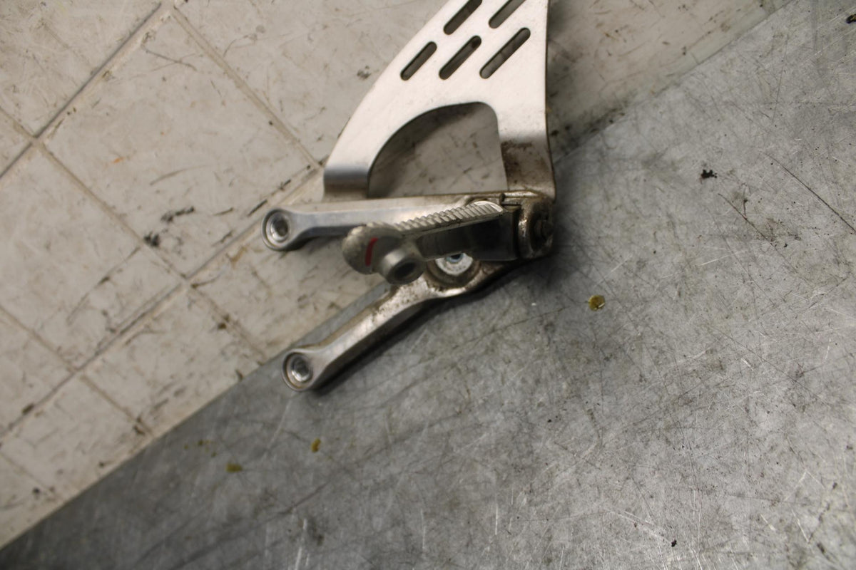 2003 Yamaha YZF R6 LEFT REARSET REAR SET DRIVER FOOT PEG BRACKET MOUNT BB539