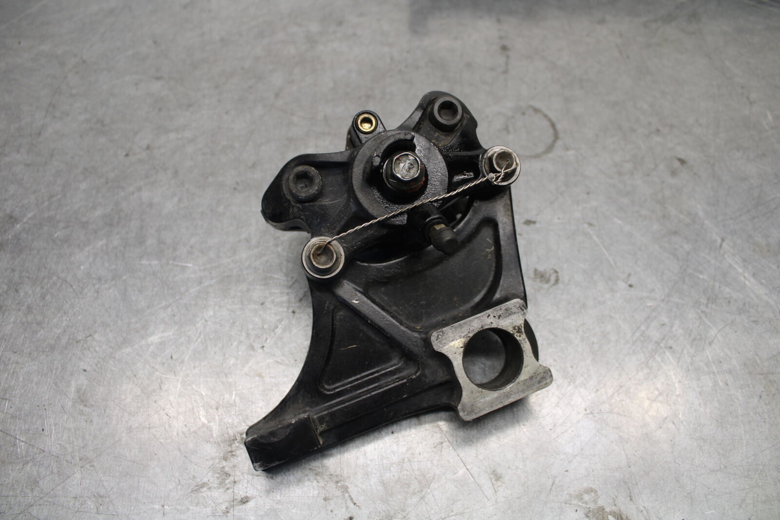 05-06 SUZUKI GSXR1000 REAR BACK BRAKE CALIPER W MOUNT BRACKET BB677