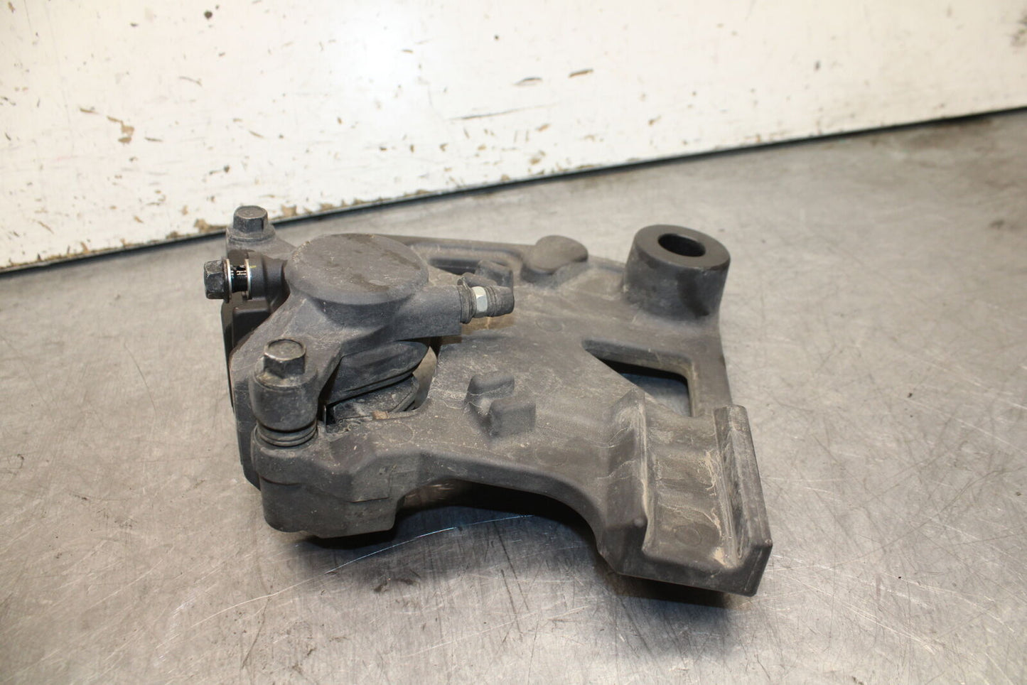 17-24 YAMAHA BOLT XVS950 REAR BACK BRAKE CALIPER W MOUNT BRACKET BB729