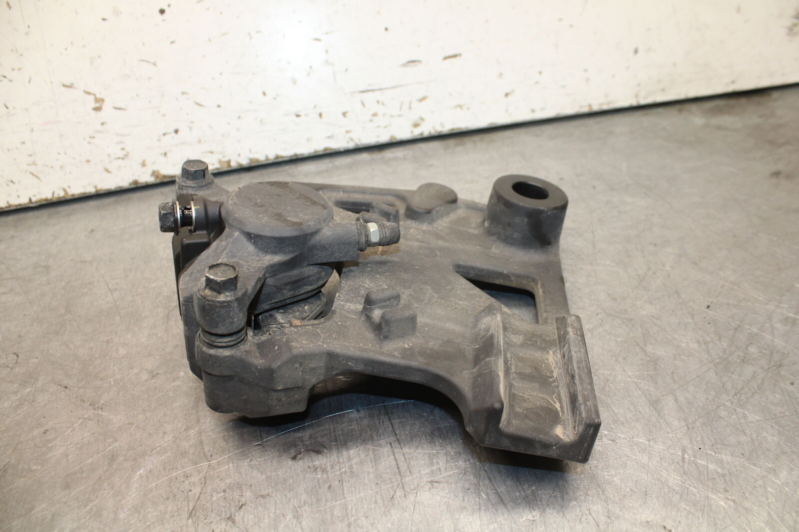 17-24 YAMAHA BOLT XVS950 REAR BACK BRAKE CALIPER W MOUNT BRACKET BB729