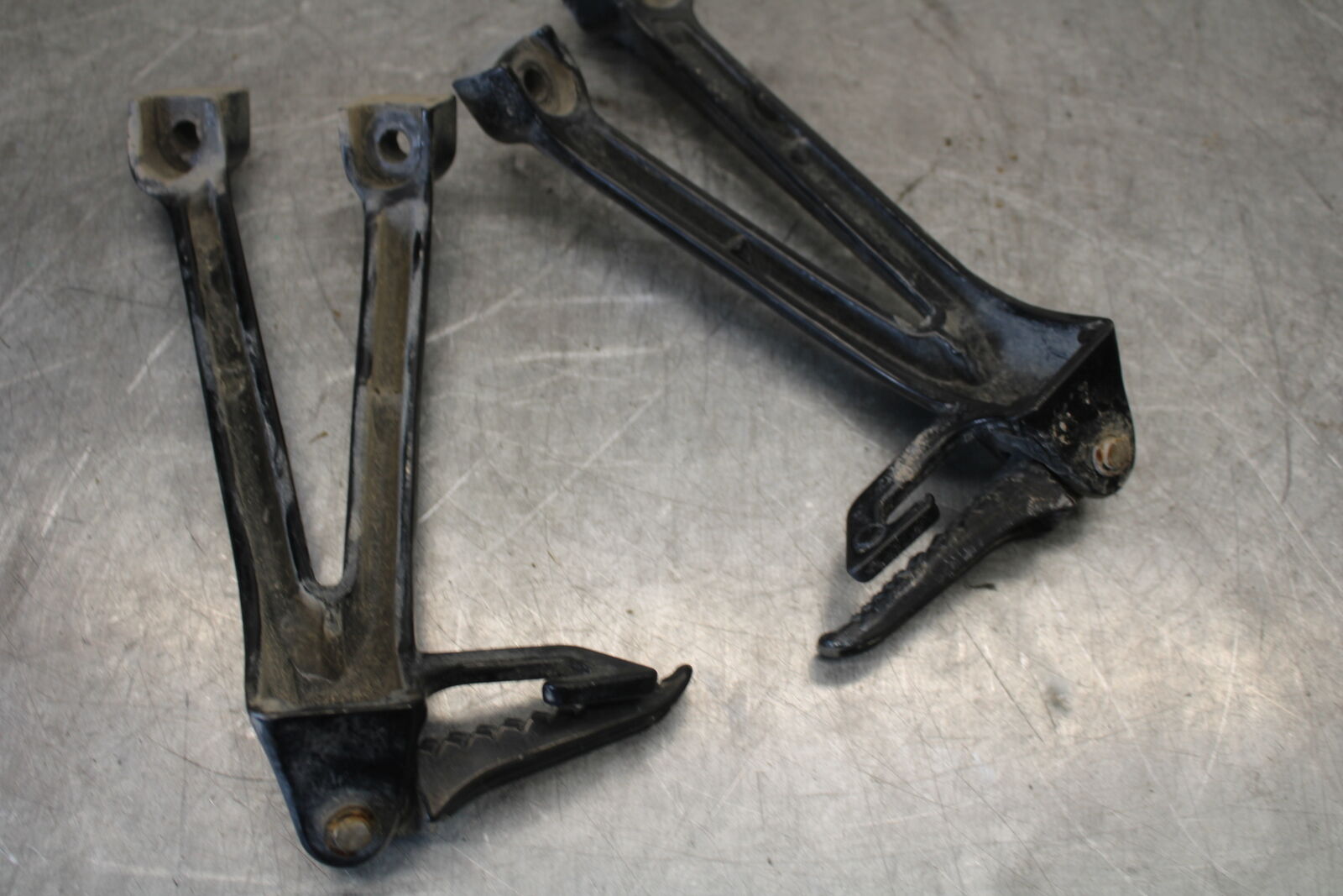 06-07 SUZUKI GSXR 600 REAR BACK PASSENGER PEG SET PAIR BB694