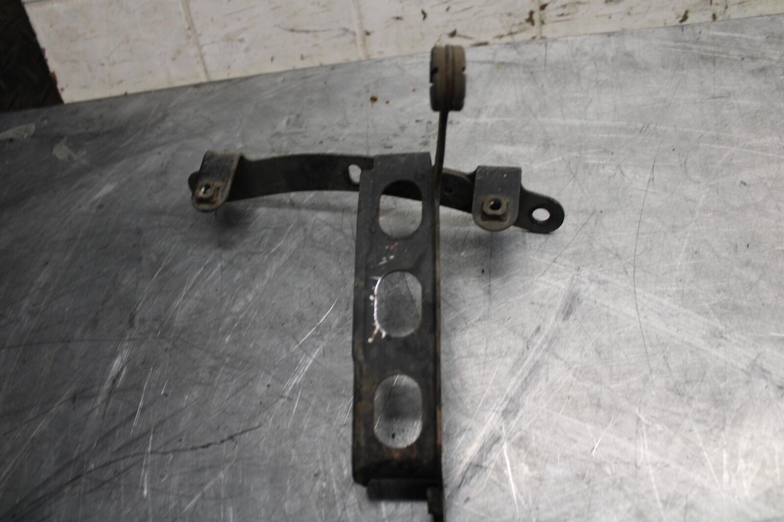 2008 Suzuki GSXR1000 OIL COOLER MOUNTING BRACKET MOUNT SUPPORT BB519