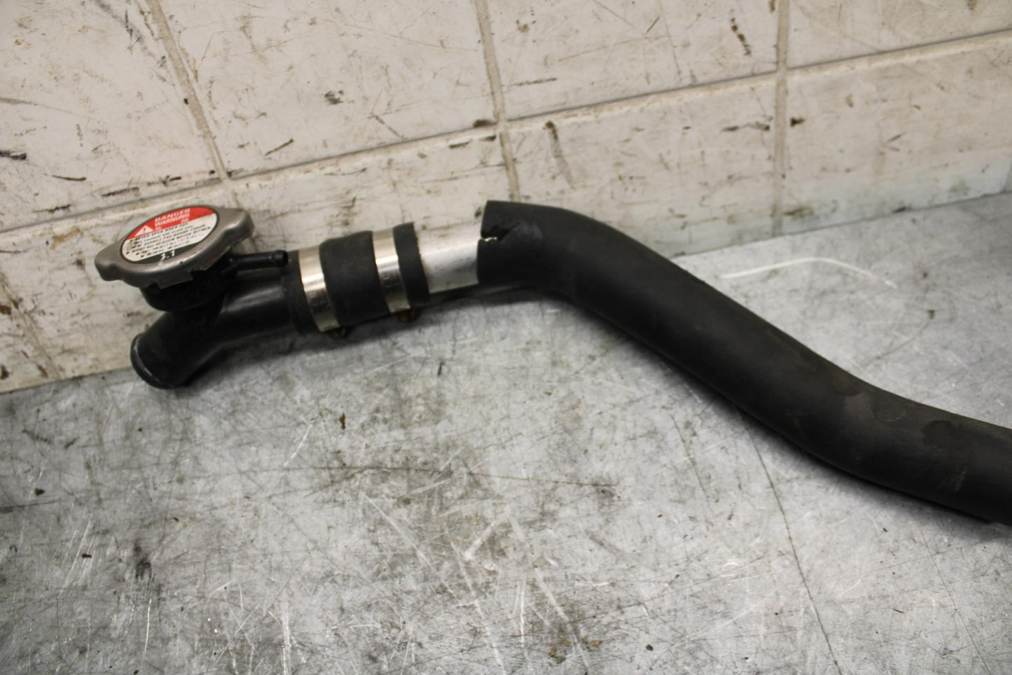 2002 Yamaha YZF R6 RADIATOR CAP HOSE PIPE 5SL-12462-00-00 BB545