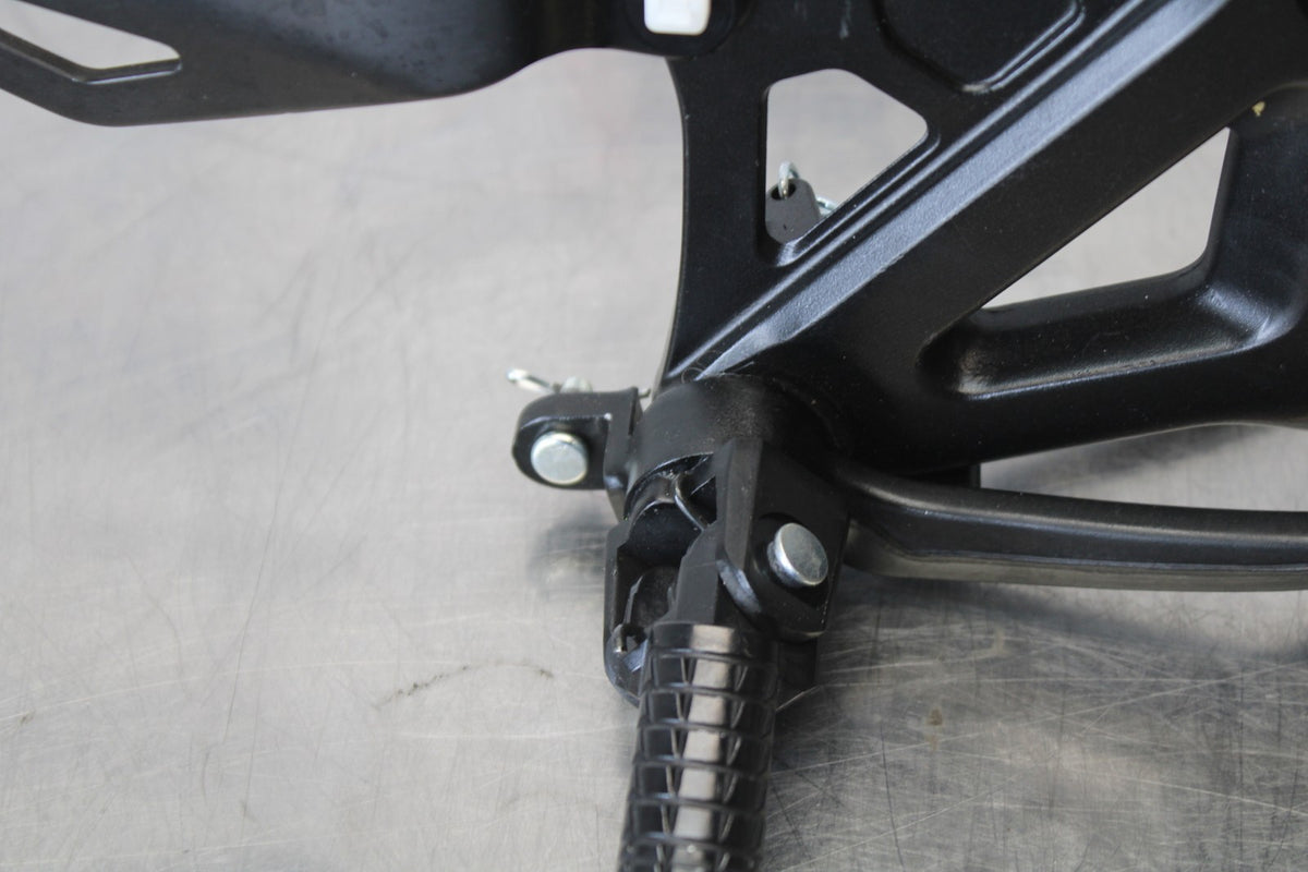 18 SUZUKI GSXR1000 RIGHT REARSET REAR SET DRIVER FOOT PEG REST STOP BB642