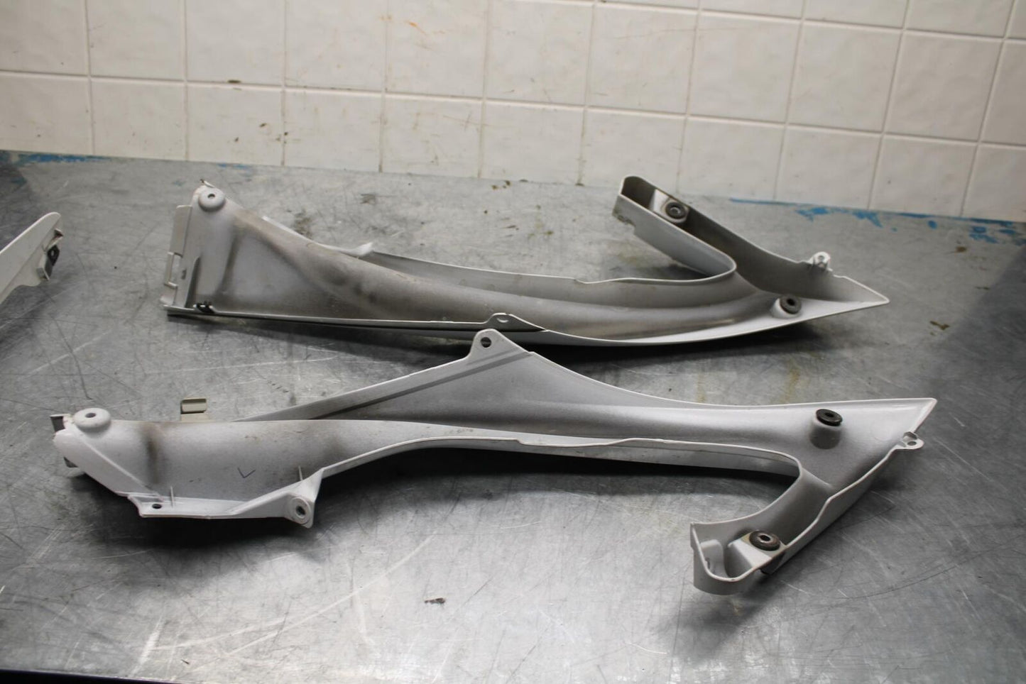 08-16 YAMAHA YZF R6  FRONT UPPER MID SIDE FAIRING COWL PLASTIC BB443