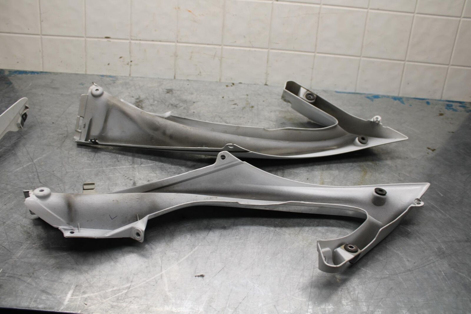 08-16 YAMAHA YZF R6  FRONT UPPER MID SIDE FAIRING COWL PLASTIC BB443