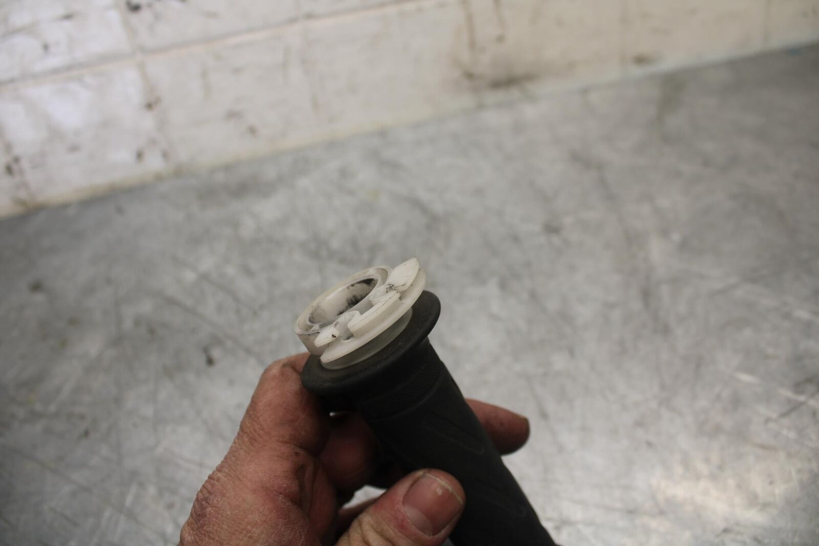 1998 Suzuki TL1000S RIGHT THROTTLE GRIP BB508