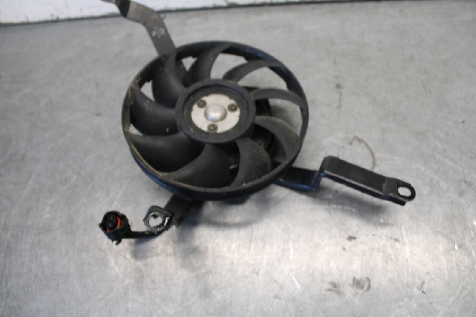 04 SUZUKI GSXR600 ENGINE RADIATOR COOLING FAN 17800-29G00 BB676