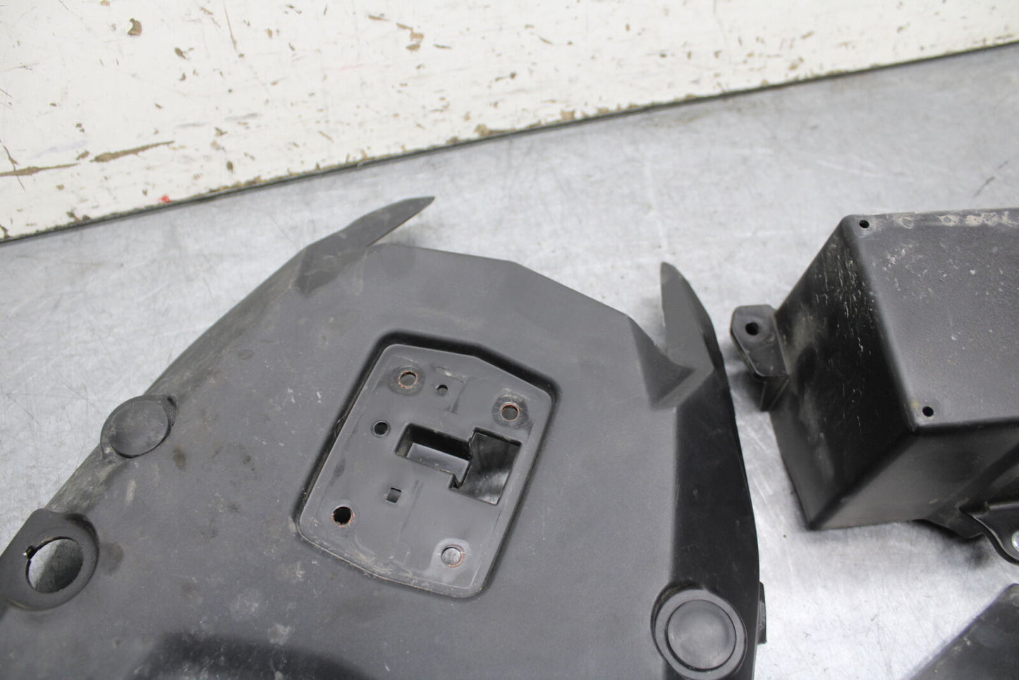 18-24 KAWASAKI NINJA 650 REAR BACK TAIL UNDERTAIL BATTERY TRAY PLASTIC BB725